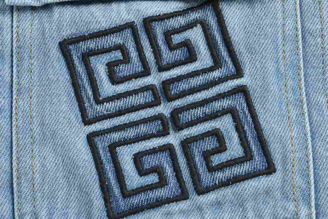 GIVENCHY Givenchy 23Fw Square Embroidered Denim ShirtThe use of 12 an 7  7 U.S. cotton denim cotton, the upper body draping full, three-dimensional shaped, the entire garment by light filial piety wash, using imported ma