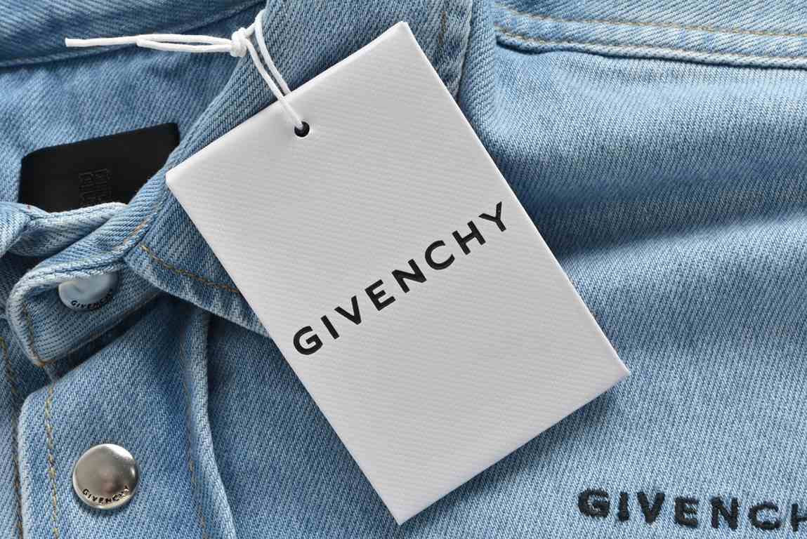 GIVENCHY Givenchy 23Fw Square Embroidered Denim ShirtThe use of 12 an 7  7 U.S. cotton denim cotton, the upper body draping full, three-dimensional shaped, the entire garment by light filial piety wash, using imported ma