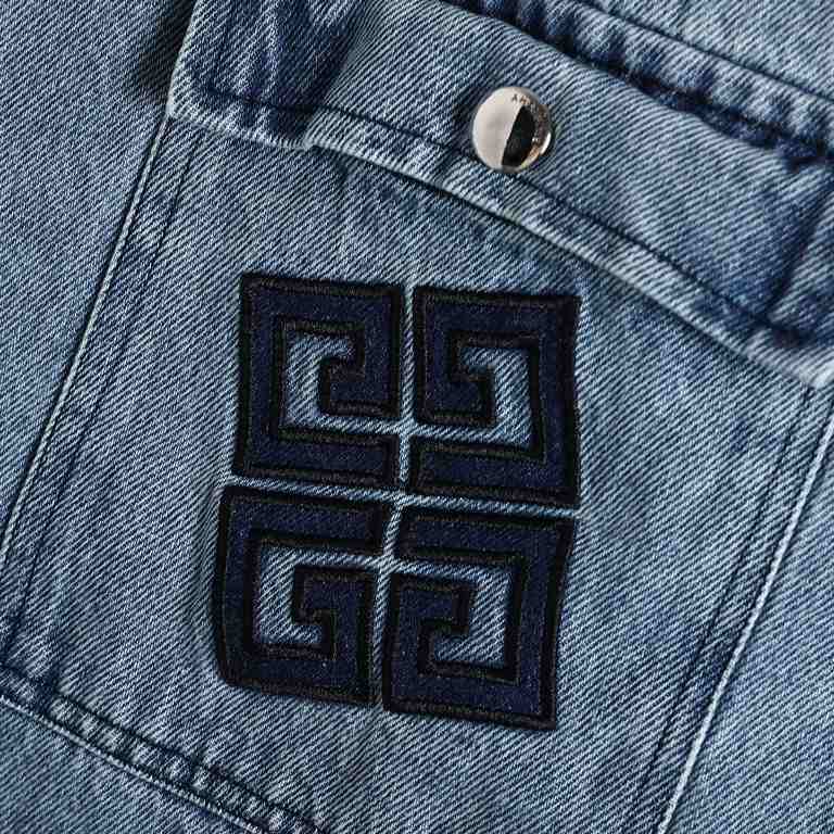 Givenchy Givenchy 23FW Dimensional Logo Denim Long Sleeve ShirtLogo and jumbo 4G logo In a wash and off nostalgia With a buttoned flap pocket on the front Embroidered  letters all over Custom hardware buttons High qualit