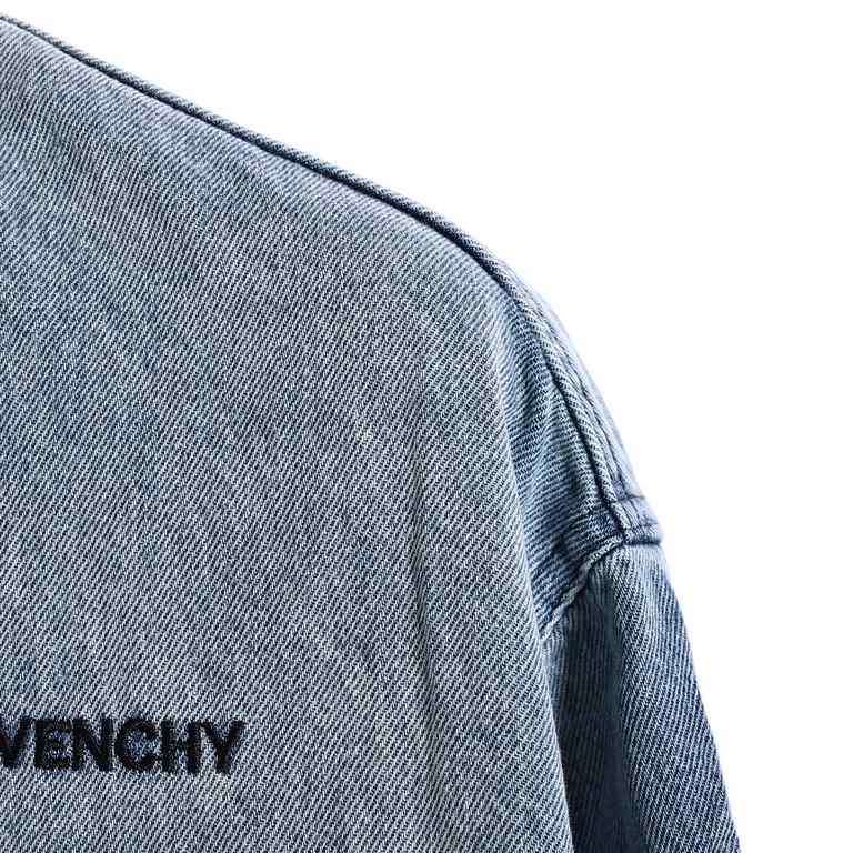 Givenchy Givenchy 23FW Dimensional Logo Denim Long Sleeve ShirtLogo and jumbo 4G logo In a wash and off nostalgia With a buttoned flap pocket on the front Embroidered  letters all over Custom hardware buttons High qualit