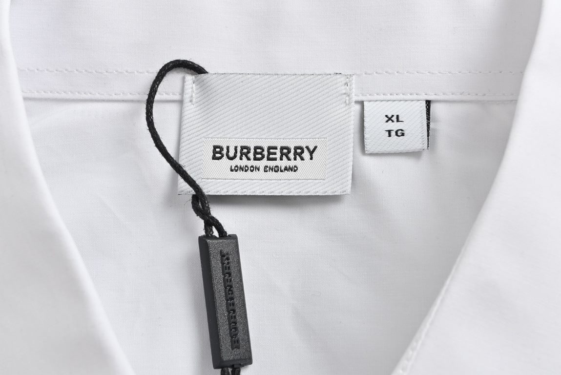 BurberryBurberry Classic BT Monogrammed Embroidered Shirt-White Letter Shirt WhiteClassic pattern cutting design The cutting of this model is a continuation of the most popular loose shirt pattern deconstruction Each cut