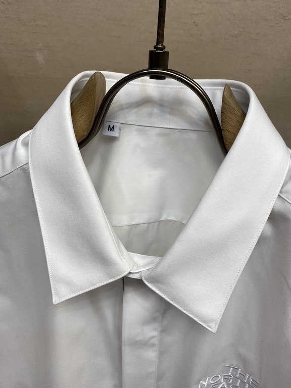 Gucci, fashion simple long-sleeved shirt, this lightweight cotton shirt is made of cotton texture fabric, classic simple design with a refreshing tone, the color is super super super super awesome, the most worthwhile to