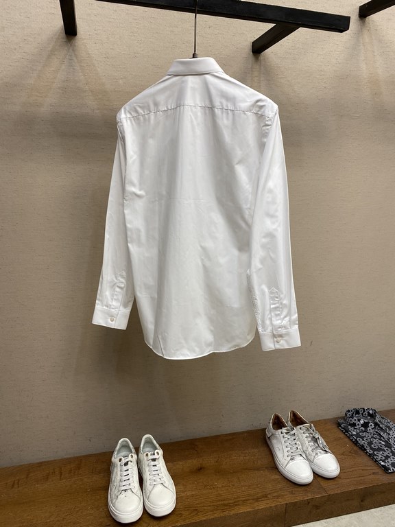 Gucci, fashion simple long-sleeved shirt, this lightweight cotton shirt is made of cotton texture fabric, classic simple design with a refreshing tone, the color is super super super super awesome, the most worthwhile to