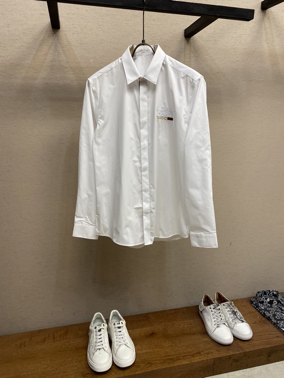 Gucci, fashion simple long-sleeved shirt, this lightweight cotton shirt is made of cotton texture fabric, classic simple design with a refreshing tone, the color is super super super super awesome, the most worthwhile to