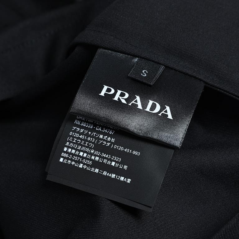 PRADA Prada PRD 23FW Wool Zipper Long Sleeve Shirt Jacket BlackA playful mix-and-match design, this Oversize classic collar cotton shirt subverts traditional style with a sporty zipper closure, a beautiful color palette 