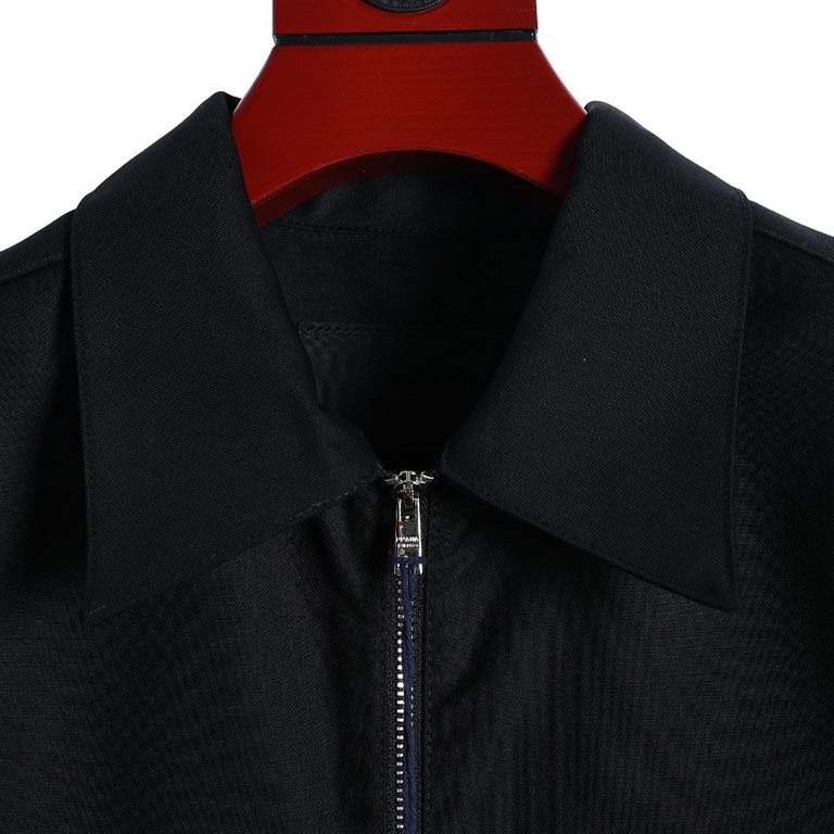 PRADA Prada PRD 23FW Wool Zipper Long Sleeve Shirt Jacket BlackA playful mix-and-match design, this Oversize classic collar cotton shirt subverts traditional style with a sporty zipper closure, a beautiful color palette 