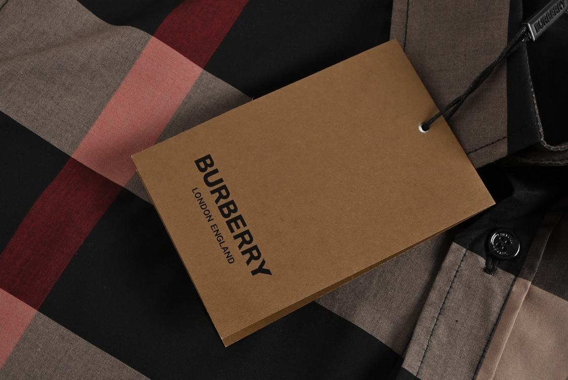 BurberryBurberry 23Fw New Colorway Large Plaid ShirtBBR brand's most representative striped elements shirt, the counter sales of the first paragraph. The fabric is made of double stranded 80 woven twill fabric, checkered