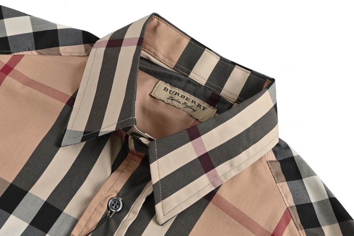 BurberryBurberry 23Fw New Colorway Large Plaid ShirtBBR brand's most representative striped elements shirt, the counter sales of the first paragraph. The fabric is made of double stranded 80 woven twill fabric, checkered