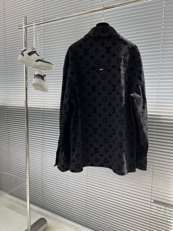 -Donkey 23ss' new jacket-style shirt is crafted from cotton canvas with an all-over Monogram flock print, injecting a velvety texture into the workwear silhouette. The simple silhouette combines with a neutral color pale