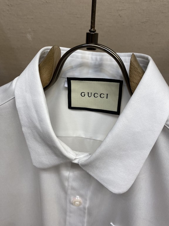 Gucci, fashion simple long-sleeved shirt, this lightweight cotton shirt is made of cotton texture fabric, classic simple design with a refreshing tone, the color is super super super super awesome, the most worthwhile to