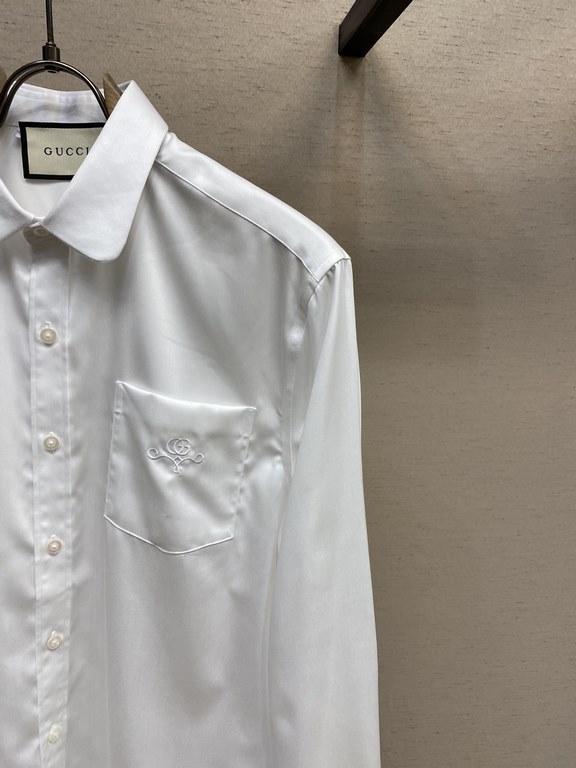 Gucci, fashion simple long-sleeved shirt, this lightweight cotton shirt is made of cotton texture fabric, classic simple design with a refreshing tone, the color is super super super super awesome, the most worthwhile to