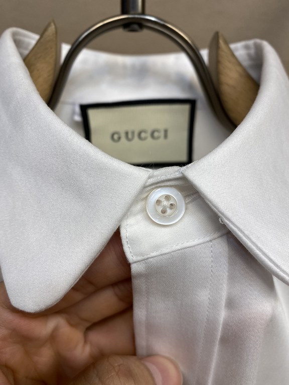 Gucci, fashion simple long-sleeved shirt, this lightweight cotton shirt is made of cotton texture fabric, classic simple design with a refreshing tone, the color is super super super super awesome, the most worthwhile to