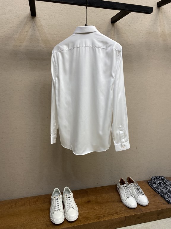 Gucci, fashion simple long-sleeved shirt, this lightweight cotton shirt is made of cotton texture fabric, classic simple design with a refreshing tone, the color is super super super super awesome, the most worthwhile to