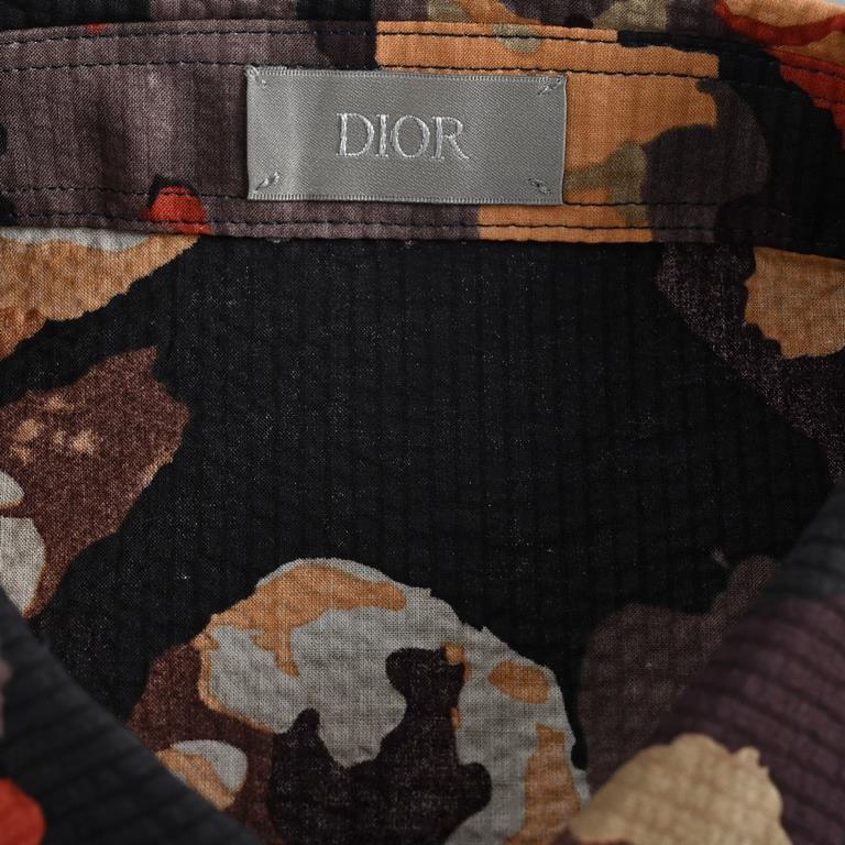 DiorDior 23ss Floral Floral Suit Short Sleeve ShirtCrafted from custom 11 black cotton bubble yarn, this comfortable silhouette is trimmed with a straight hem and can be worn with the matching shorts, featuring a conceal