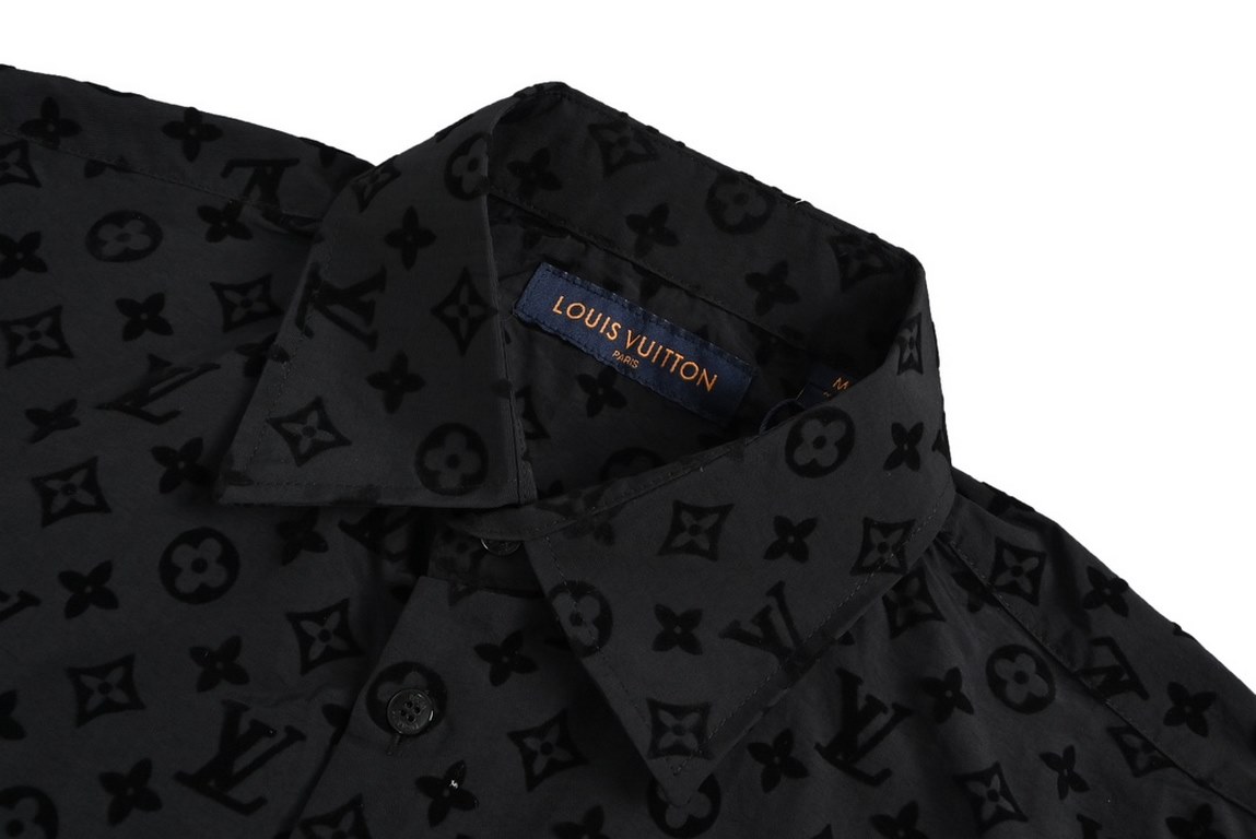 Louis VuittonLouis Vuitton Full Print Flocked Logo ShirtThe use of high-count ultra-high density plain bottom fixed dyeing bluish black so that the bottom with the pattern color contrast, the pattern at the use of import