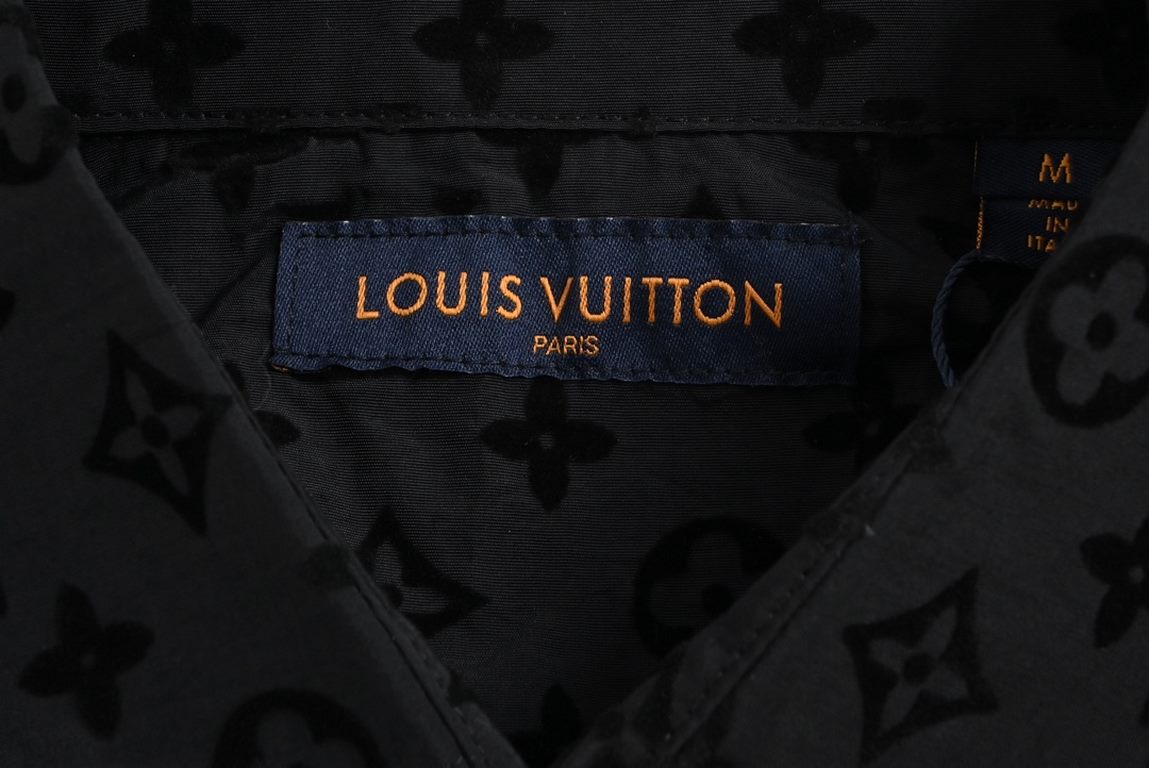 Louis VuittonLouis Vuitton Full Print Flocked Logo ShirtThe use of high-count ultra-high density plain bottom fixed dyeing bluish black so that the bottom with the pattern color contrast, the pattern at the use of import