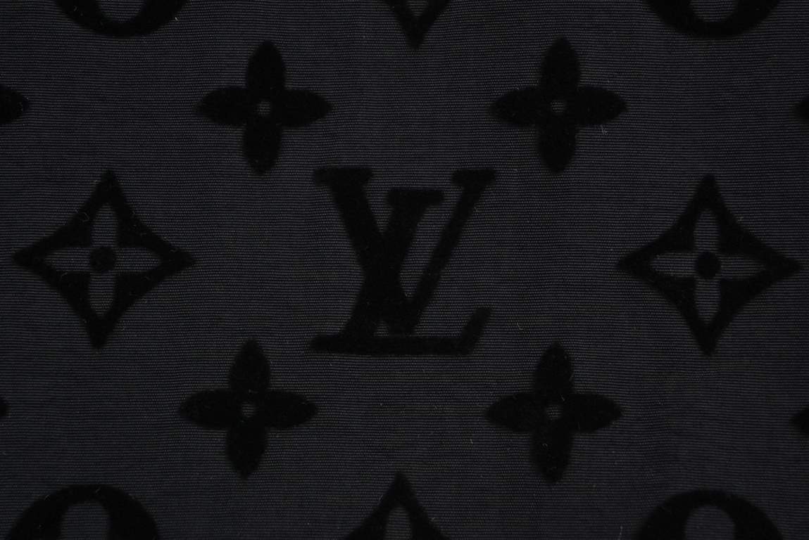 Louis VuittonLouis Vuitton Full Print Flocked Logo ShirtThe use of high-count ultra-high density plain bottom fixed dyeing bluish black so that the bottom with the pattern color contrast, the pattern at the use of import