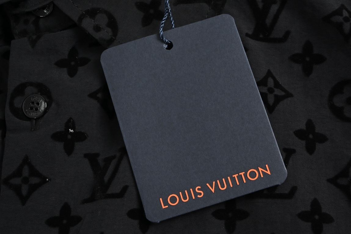 Louis VuittonLouis Vuitton Full Print Flocked Logo ShirtThe use of high-count ultra-high density plain bottom fixed dyeing bluish black so that the bottom with the pattern color contrast, the pattern at the use of import