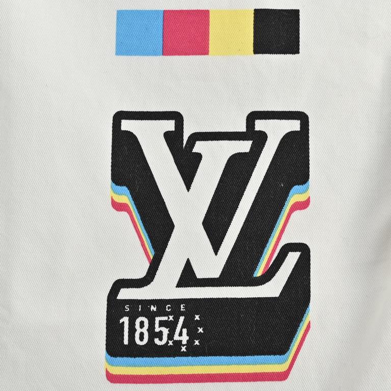 Louis VittonLouis Vuitton 23ss Band Print Shirt JacketThe Flyers motif is highlighted on this jacket-style shirt, depicting the logo-covered concert flyer in bright colors. The soft brushed cotton is finished with a zipp