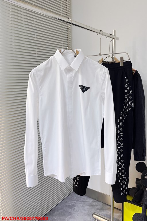 W550 PA  Pra Prada 23SS new men's long-sleeve shirt, high-end version shirt! Counter customized fabric Breathable and comfortable, impeccable details, brand elements design concept, reflecting high quality. Hand feel del