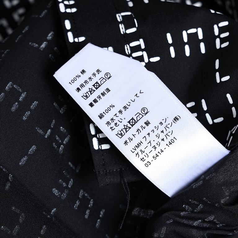 Celine 23FW full print logo shirt.Made of 60S10076 ultra-high density satin Fabric ordering cycle is very long Placket alignment cutting Each piece of clothing fabric to more than two meters Using the transfer printing p