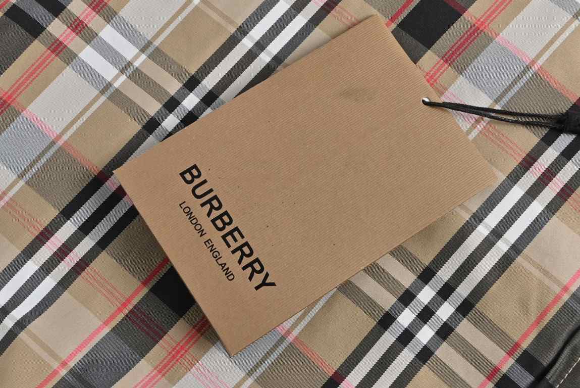 BurberryBurberry New Pocket Embroidery Stripe ShirtBBR brand's most representative striped elements shirt, counter sales first models. The fabric is made of double stranded 80 woven twill fabric, checkered counterpoint, 