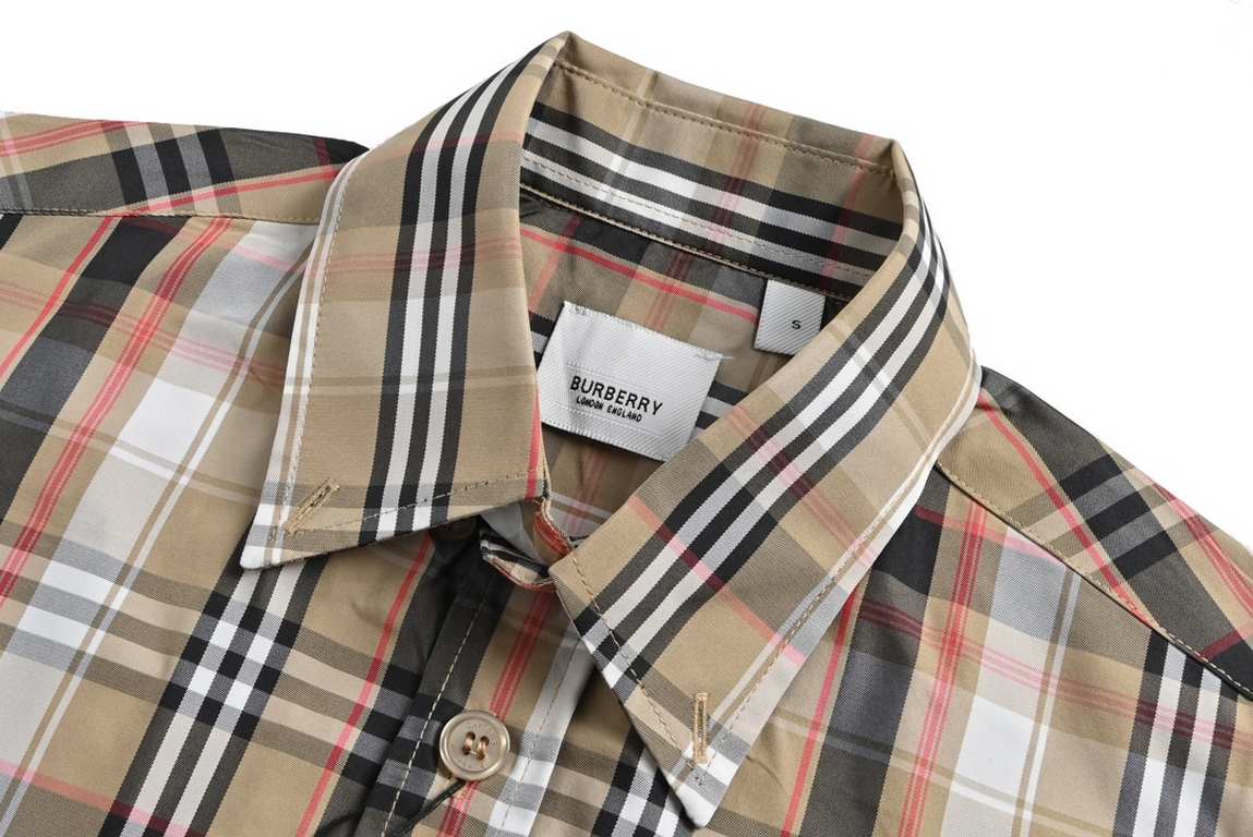 BurberryBurberry New Pocket Embroidery Stripe ShirtBBR brand's most representative striped elements shirt, counter sales first models. The fabric is made of double stranded 80 woven twill fabric, checkered counterpoint, 