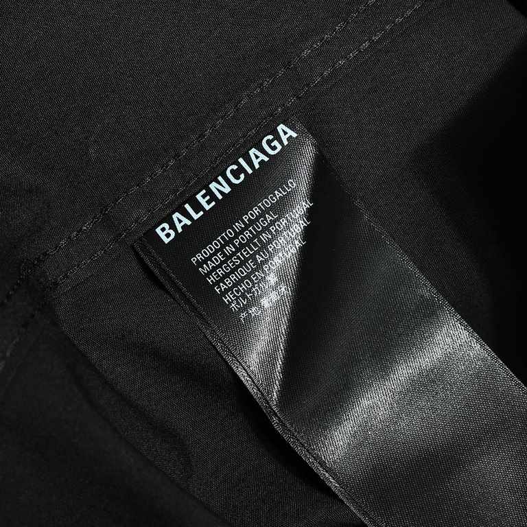 BalenciagaBalenciaga limited edition slogan logo shirt.High quality Archives Logos artwork printed on the front and back. 100% cotton fabric. Long sleeve shirt. Unisex.Colors black and white.Size xs.s.m.l.