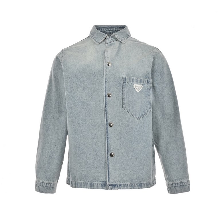 PradaPrada 22Fw triangle label washed denim shirtThis year's latest wash process models purchased in April, adjusting the color tone version of the process cost nearly 10,000, the fabric used is 7 × 7 Sailor Loop Spinnin