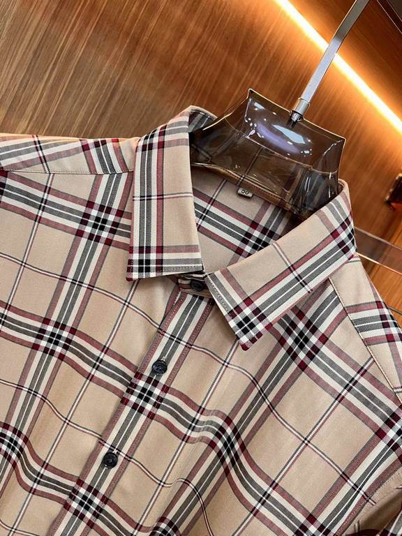 (High version) Burberry casual plaid shirtHas always been an essential item this season A good shirt highlights more than just temperament, counter models Details do unique Burberry shirt is very concerned about the qual