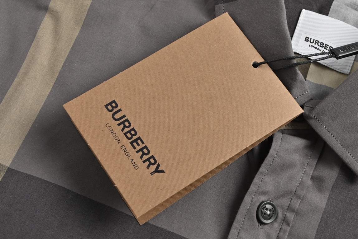 BurberryBurberry Classic Large Plaid ShirtCustomized original consistent 20 count combed cotton single yarn, yarn all custom dyed, finalized weave.Whether it is the size of the plaid line thickness are up to the level of