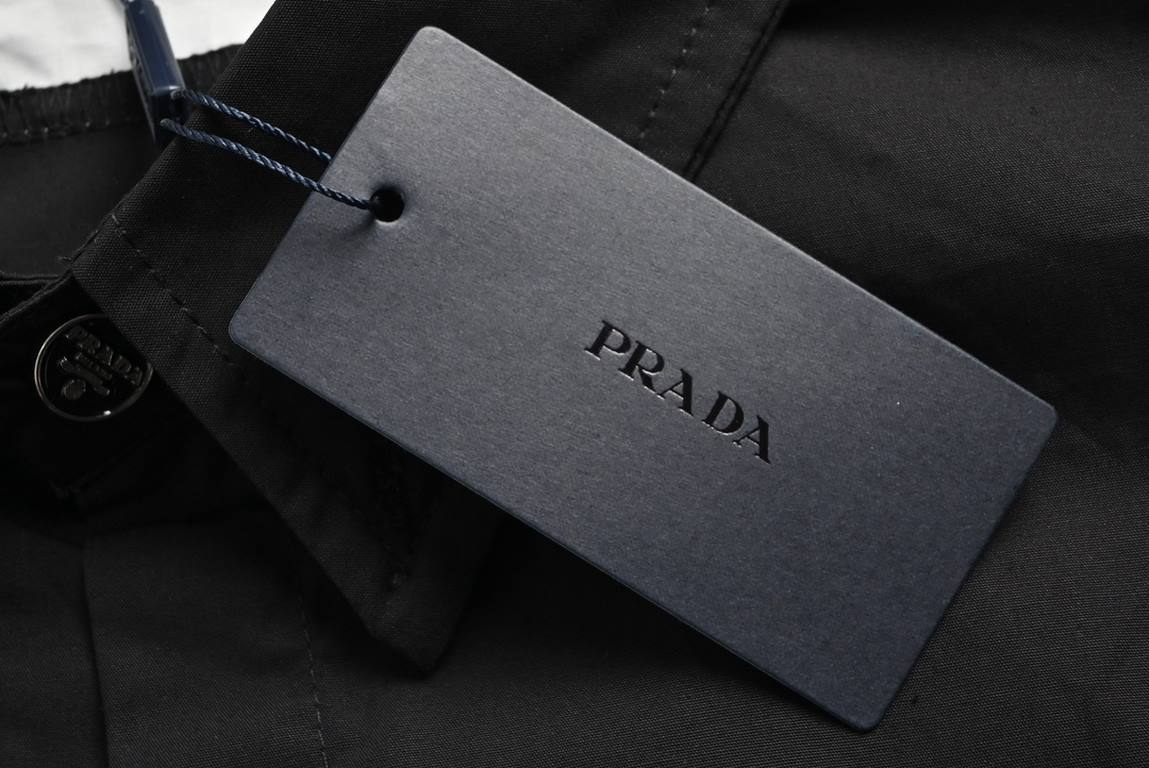 PRADAPrada Back 1913 Leather Embroidery Letter ShirtUsing Australia imported 180g, tencel fixed weave high-density stiff fabrics open mold custom engraved logo buttons splicing fake two pieces patch leather embroidery cu