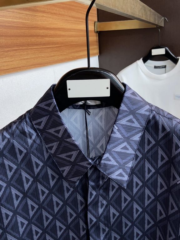 Dior SpringSummer 2023ss New Silk Short Sleeve Shirt Set  The short sleeve shirt reinterprets Dior elements from a modern perspective. Crafted from dark gray silk twill, it's embellished with the CD Diamond pattern. Desi