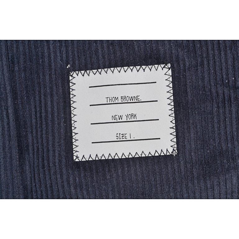 Thom BrowneTom Browne TB 21FW Corduroy ShirtSize：1 2 3 4Custom weaving and dyeing 8 tile 48 x 148 non-stretch corduroy material, environmentally friendly washing, cold air shrinkage shaping, fabric cycle of 40 days, slee