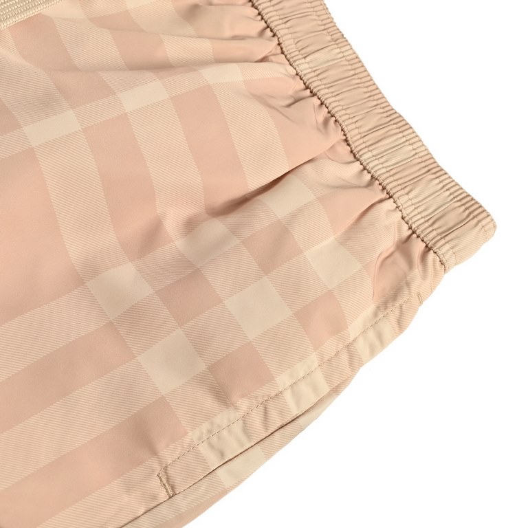 BurberryBurberry Striped Plaid Beach ShortsSummer channel limited beach shorts, custom striped fabric as the finishing touch of the entire pants, more personality senior, loose wide leg pants version, on the body in seco