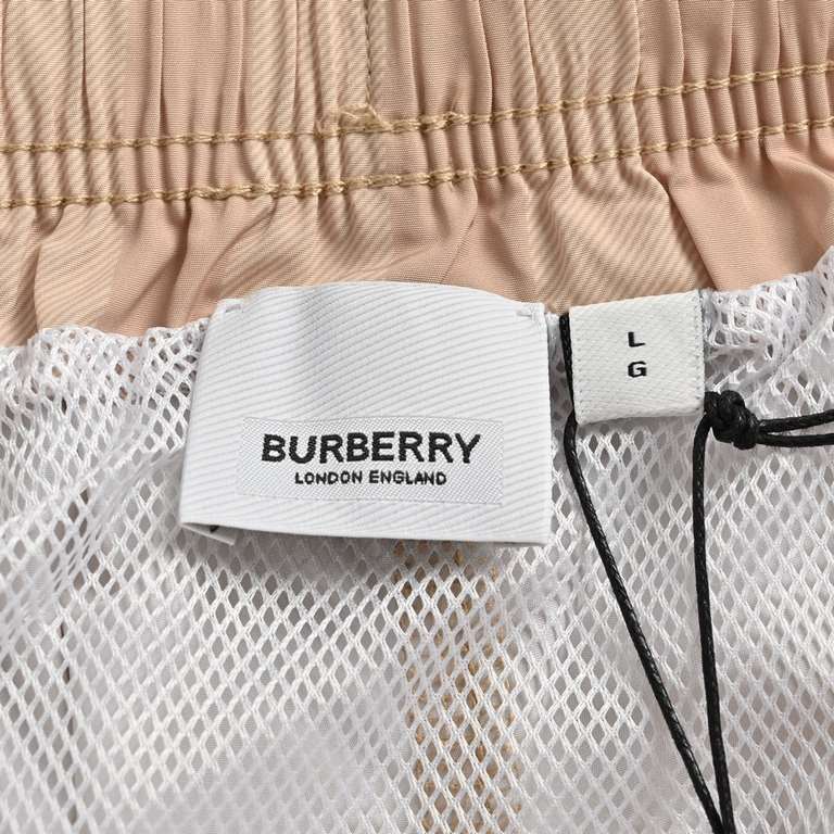 BurberryBurberry Striped Plaid Beach ShortsSummer channel limited beach shorts, custom striped fabric as the finishing touch of the entire pants, more personality senior, loose wide leg pants version, on the body in seco