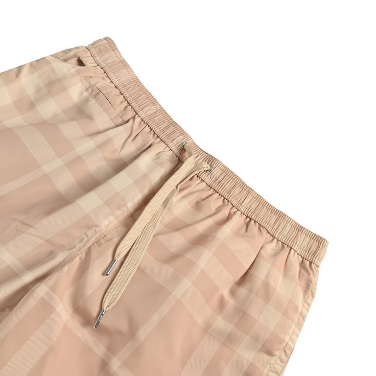 BurberryBurberry Striped Plaid Beach ShortsSummer channel limited beach shorts, custom striped fabric as the finishing touch of the entire pants, more personality senior, loose wide leg pants version, on the body in seco