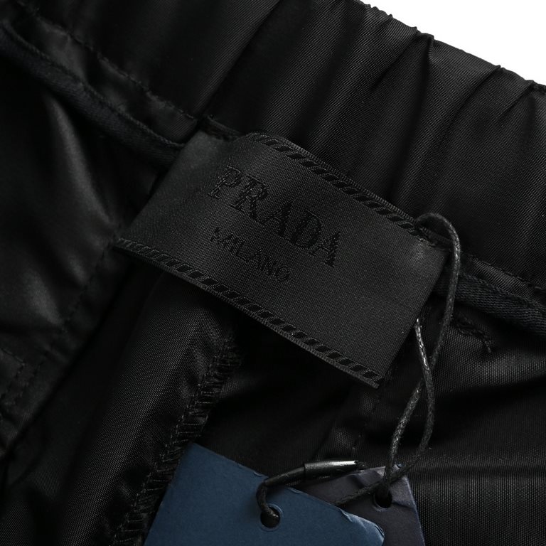 Prada  Prada 23ss Bermuda nylon work shorts.Custom woven and dyed high-density plain blend fabric Trouser shape blends workwear style with elegance Hot cut webbing on both sides Original 11 customization Silicone 3D logo