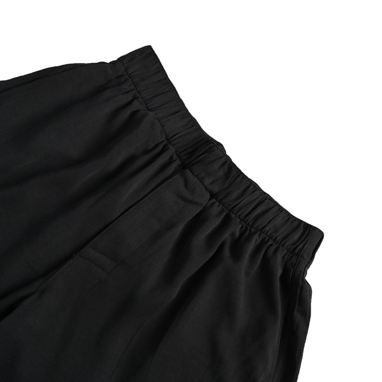 Bottega VenetaBV 23ss Signature Embroidered Tencel ShortsThis year's newest shorts are the usual minimalist design with unique fabrics. The fabric is a cool Tencel that is lightweight on the body and has signature embroi