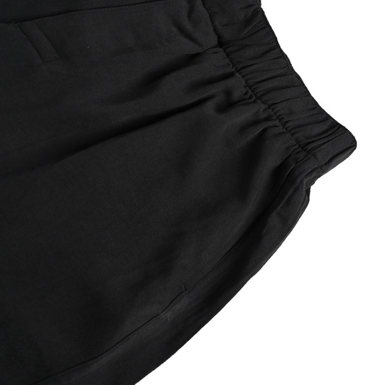 Bottega VenetaBV 23ss Signature Embroidered Tencel ShortsThis year's newest shorts are the usual minimalist design with unique fabrics. The fabric is a cool Tencel that is lightweight on the body and has signature embroi