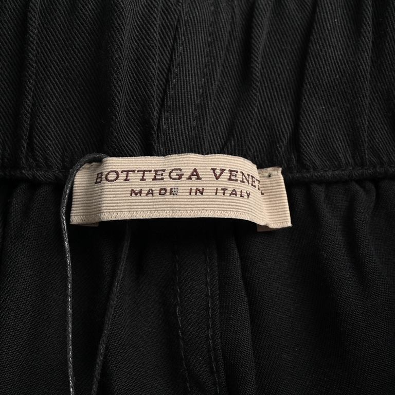 Bottega VenetaBV 23ss Signature Embroidered Tencel ShortsThis year's newest shorts are the usual minimalist design with unique fabrics. The fabric is a cool Tencel that is lightweight on the body and has signature embroi