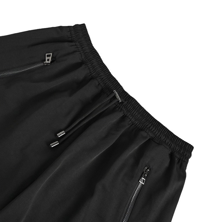 Dior 23ss Basic Zipper ShortsSpecial customized cotton mercerized fabrics, smooth and cool on the upper body, hanging bell hardware are individually molded and customized with imported YKK zippers, the upper body of basi