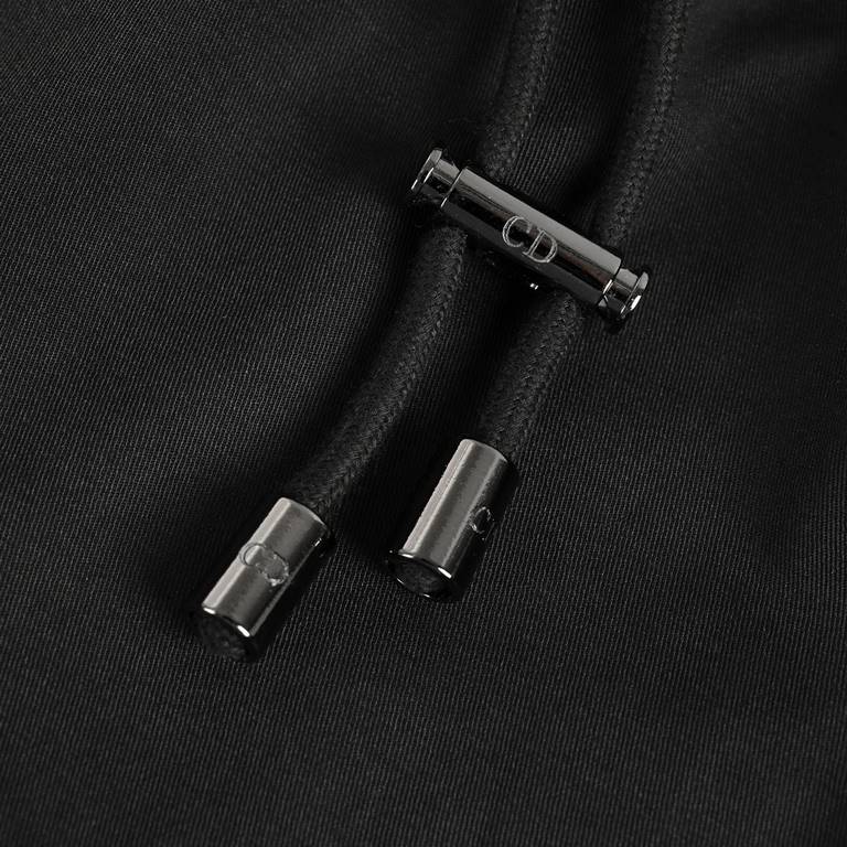 Dior 23ss Basic Zipper ShortsSpecial customized cotton mercerized fabrics, smooth and cool on the upper body, hanging bell hardware are individually molded and customized with imported YKK zippers, the upper body of basi