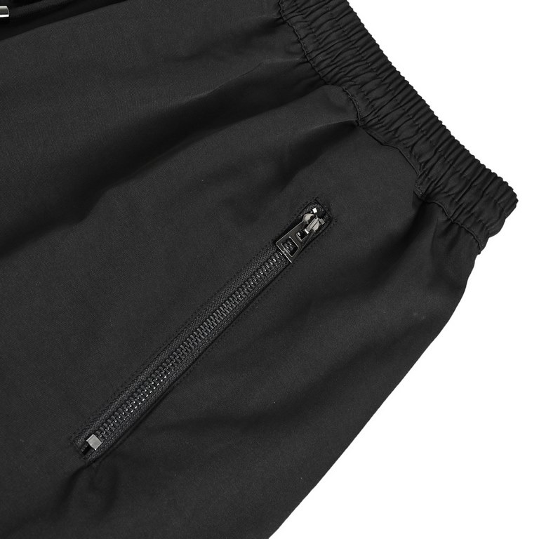 Dior 23ss Basic Zipper ShortsSpecial customized cotton mercerized fabrics, smooth and cool on the upper body, hanging bell hardware are individually molded and customized with imported YKK zippers, the upper body of basi