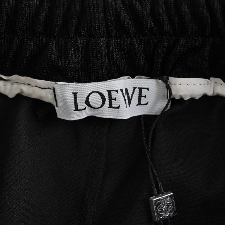 LoeweLoewe 23ss Basic Willow Studded ShortsThe fabric is woven and dyed to order, from 3,000 meters per color, exclusively for Loewe! Side seam process requires a special machine, which also makes the production threshol