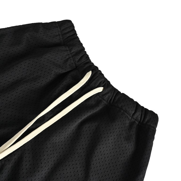 Fear of god rethreaded mesh letter shortsESSENTIALS FOR FOG 6-color basic mesh shorts Custom-made double-layer mesh fabric Breathable and not transparent All five colors are custom-dyed Note that the shape of the mesh is