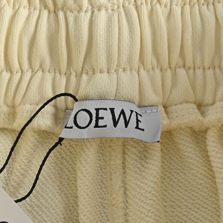 LoeweLoewe 23ss Pocket Leather Tag ShortsThe fabrics are woven and dyed to order, starting at 3000 meters per color, and are exclusive! Side seam process requires a special machine, which also makes the production thresh