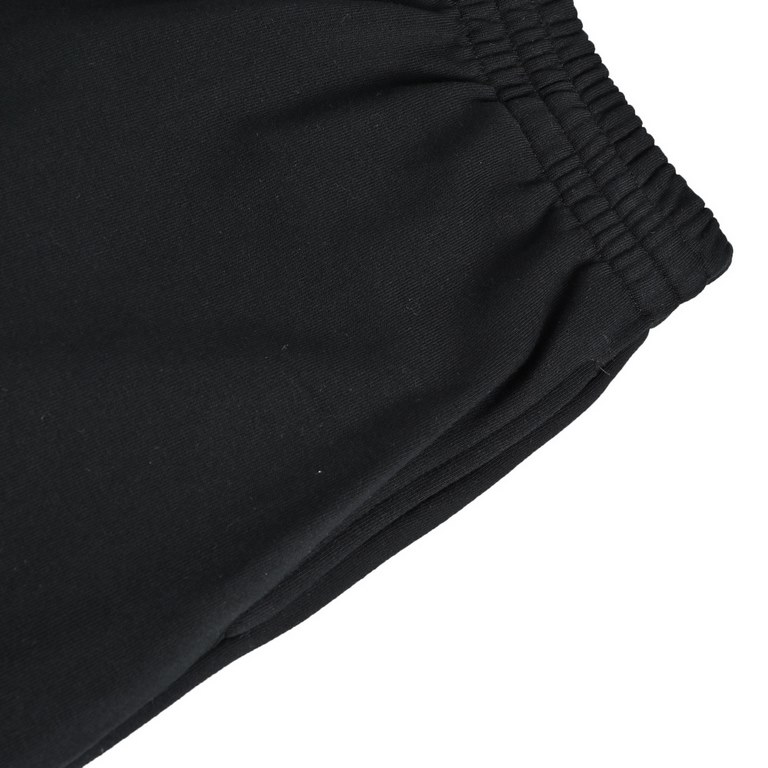 Ami 23ss Ami Embroidered ShortsMade of 100% organic cotton, the organic cotton heavyweight reverse terry knit athletic shorts are adorned with a drawstring on the inside of the waistband and nickel metal drawstring clips