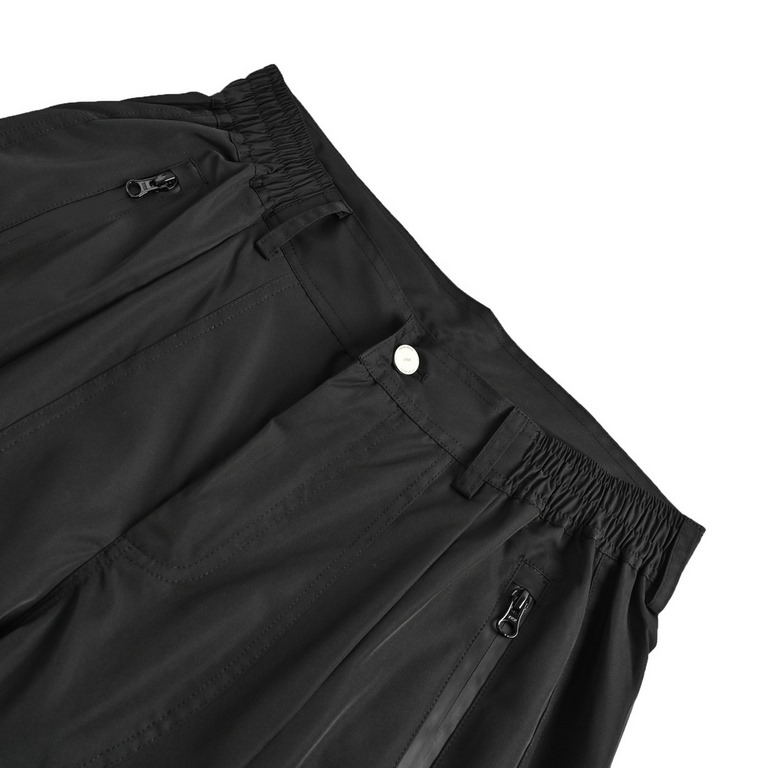 Waterproof zippered functional shortsFar archive waterproof zipper functional shorts.The fabric is made of 75D encrypted waterproof coated fabric 100% polyester fiber Pocket zippers are made of imported waterproof coated