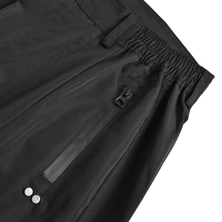 Waterproof zippered functional shortsFar archive waterproof zipper functional shorts.The fabric is made of 75D encrypted waterproof coated fabric 100% polyester fiber Pocket zippers are made of imported waterproof coated